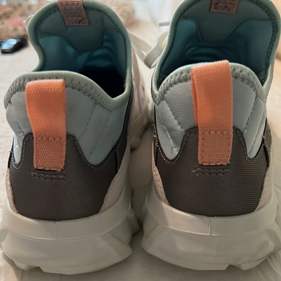 26. Ecco Fluid Form Tennis Shoes / Sneakers in Off White, Cyan, and Peach - Picture 7 of 12